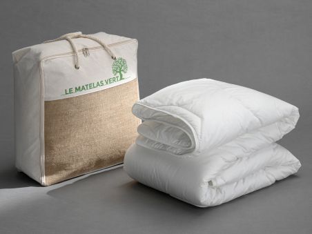 Taille de couette - 220x240 Douce et respectueuse de votre sommeil, cette couette tempérée comblera celles et ceux qui ne jurent que par le coton issu de l’agriculture biologique. Naturellement efficace contre les acariens, cette couette n’a subit aucun traitement chimique et peut être lavée en machine à 40°C. N’hésitez plus et choisissez l’excellence Made in France.