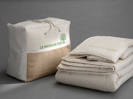 Taille de couette - 240x260 Un confort haut de gamme respirant et hypoallergénique. Fabriqué en France avec un coton 100% biologique, écoresponsable et biodégradable.