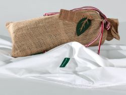 Le drap housse blanc et son sac de jute